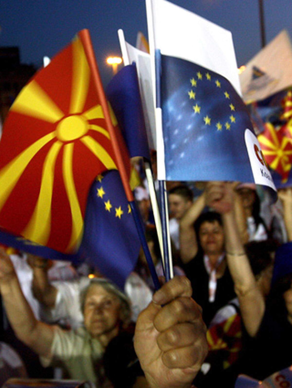 Mazedonien hat gute Chancen auf einen Beitritt. Der Namensstreit mit Griechenland, eine der großen Hürden, ist aber weiter ungelöst. Griechenland fürchtet durch den Namen "Mazedonien" Ansprüche auf seine gleichnamige Provinz. Der Streit blockiert die Aufnahme von Beitrittsverhandlungen - obwohl Mazedonien bereits den Status eines Beitrittskandidaten hat.