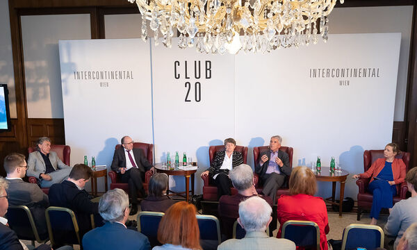 Im Gespräch (v. l. n. r.): Michael Tojner, Christian Keuschnigg, Brigitte Ederer, Stefan Schleicher und Anna-Maria Wallner. 