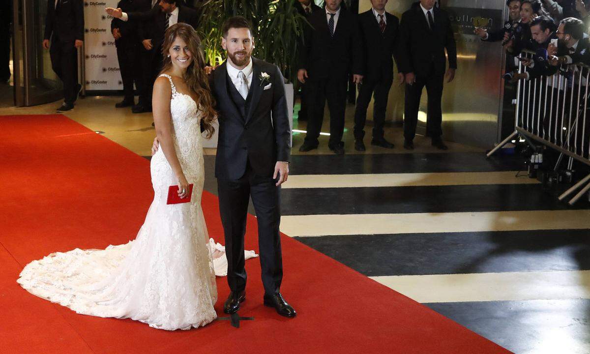 Fußballstar Lionel Messi hat im Juni mit seiner Jugendliebe Antonella Roccuzzo in Argentinien die Ringe getauscht. Die Braut trug ein wunderschönes Kleid im Meerjungfrauen-Stil des spanischen Labels Rosa Clara. Durchsichtige Netzeinsätze zierten ihren Rücken. Die katalanische Designerin kleidet auch Königin Letizia ein.