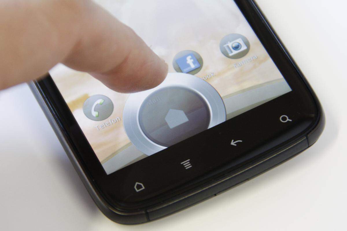 Etwas besser klappt der Schnellzugriff. HTC lässt den Nutzer vier Apps, die man regelmäßig nutzt, auf dem Startbildschirm platzieren. Zieht man sie in den erwähnten Ring, werden sie sofort aufgerufen.