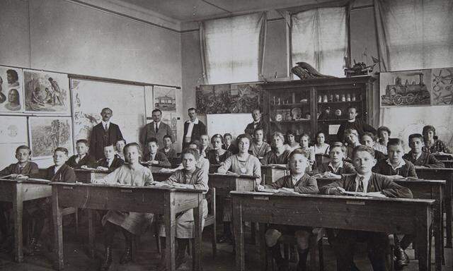  Schulklasse im Jahr 1900. Damals hatten die Schüler in der Regel sowohl am Vormittag als auch am Nachmittag Unterricht. Im Jahr 1920 änderte sich das.