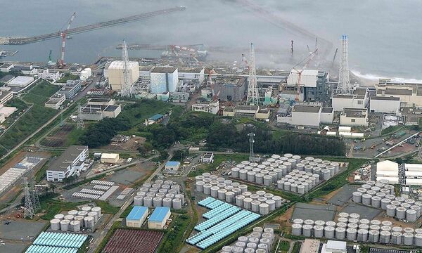 Wassertanks mit radioaktivem Kühlwasser werden mit Auffangbecken gesichert. Diese laufen bei starken Regenfällen allerdings über.