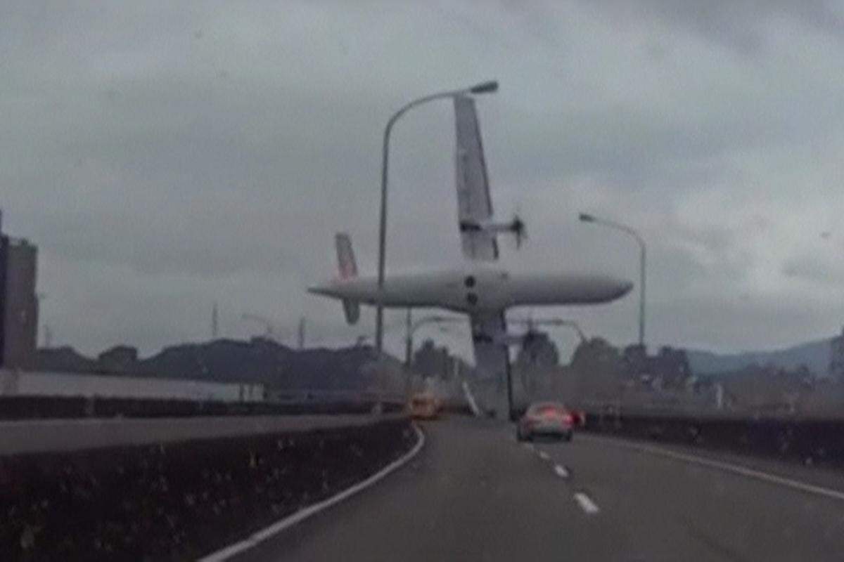 Eine Verkettung aus technischen Problemen und mangelhafter Reaktion der Piloten führte zu einer Tragödie in Taiwans Hauptstadt Taipeh. Von 58 Menschen an Bord der ATR-72-Maschine überlebten nur 15. Bei dem Unglück wurden auch ein Taxifahrer und ein Fahrgast verletzt, die zum Unfallzeitpunkt die Brücke überquert hatten.