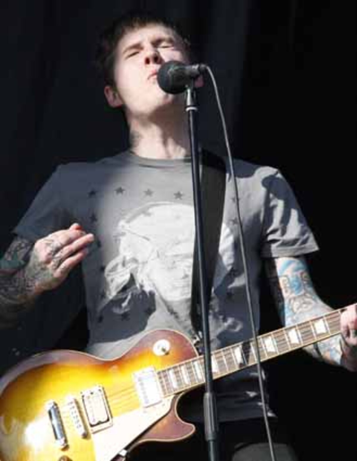 Mitgesungen und –geklatscht wurde ab dem ersten Song, dem Titeltrack ihres aktuellen Albums „"American Slang"“. Mit einer Begrüßung ließ sich Sänger Brian Fallon Zeit, spielte lieber mit dem Mikroständer. Das habe er von den Hives gelernt, sagte er.