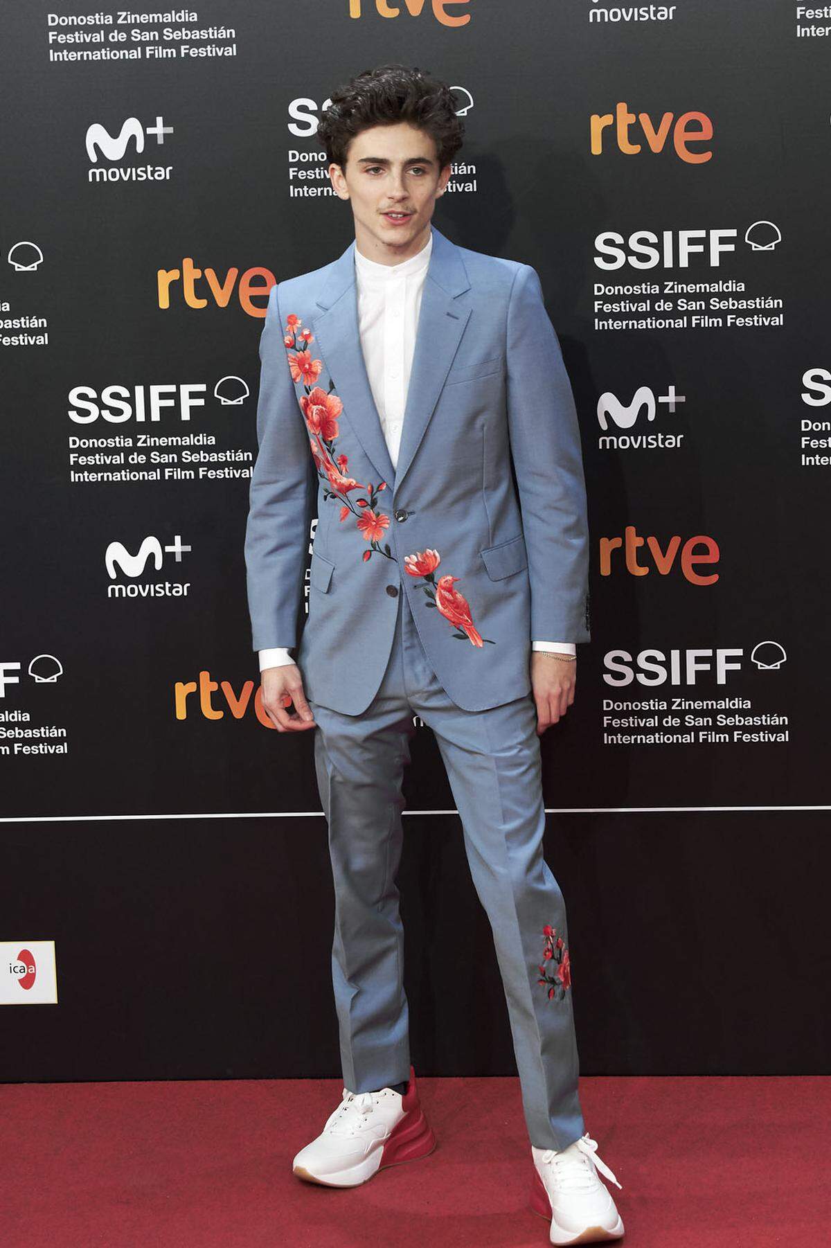Der Schauspieler war mit gerade einmal 21 Jahren bereits für den Oscar nominiert. Auf dem roten Teppich fällt er durch seine modemutigen Anzüge auf.