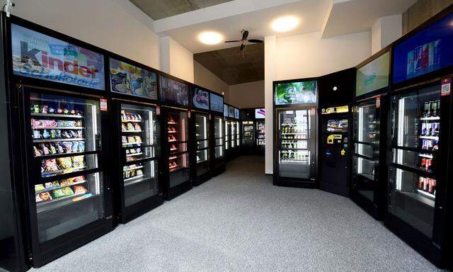15 Automaten und zwei Bedienterminals – dafür kein Personal. So sieht es im neuen ServiceBob-Supermarkt aus.