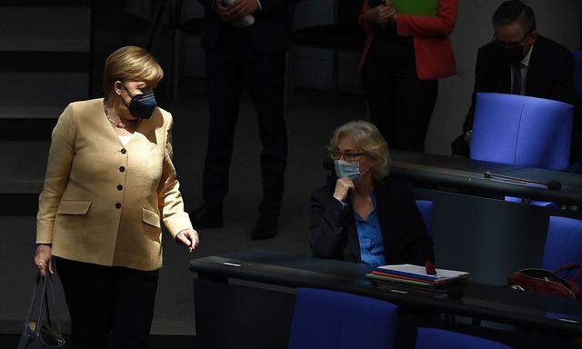 Angela Merkel auf dem Weg zu ihrem Platz im Plenarsaal des Deutschen Bundestags in Berlin.