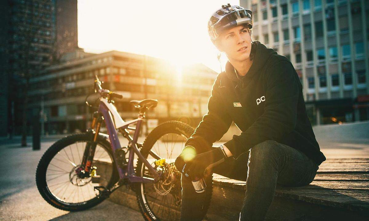 Platz 2: Fabio Wibmer Auf Platz zwei fährt der Osttiroler Mountainbiker und Video-Produzent Fabio Wibmer (115 Beiträge). Mit halsbrecherischen Downhill-Videos begeistert er seine 1,6 Millionen YouTube-Follower.