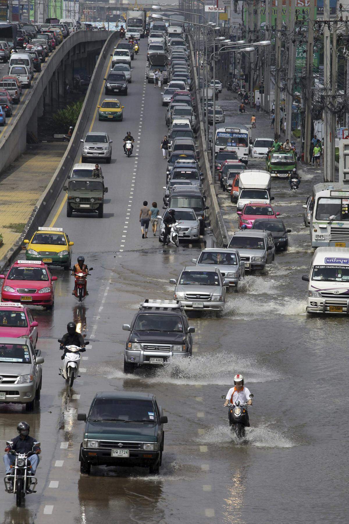 Am Freitag ist das Hochwasser in die ersten Vororte der Hauptstadt Bangkok eingedrungen. Ministerpräsidentin Yingluck Shinawatra rief die Menschen auf, sich auf Evakuierungen in höher gelegene Gebiete vorzubereiten.