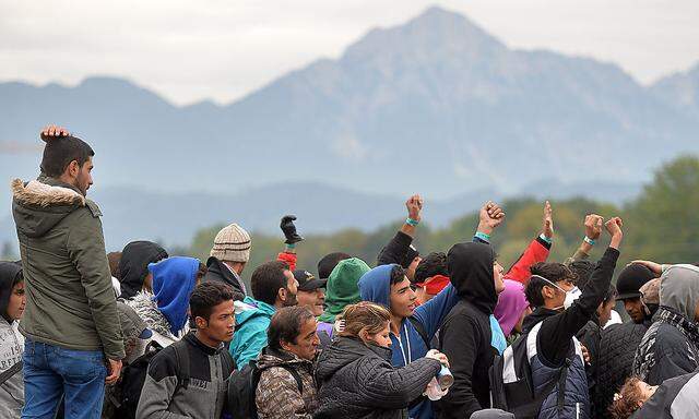 Wartene Migranten beim Grenzübergang Freilassing