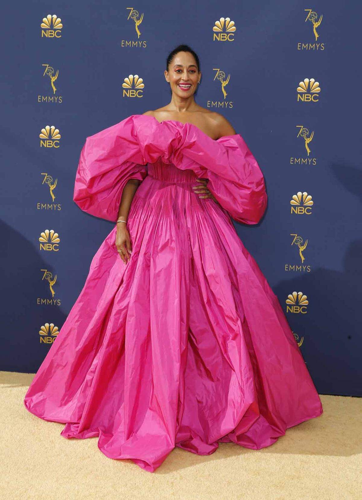 In der Nacht auf den 18. September wurden die Emmy-Fernsehpreise zum 70. Mal verliehen. Und der Award für das meiste (motorische) Geschick am Red Carpet ging an Tracee Ellis Ross aus "Black-ish" in einer Wolke von Valentino Haute Couture.