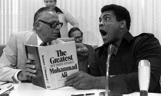 Muhammad Ali (USA, re.) und sein Verleger Willy Droemer (Deutschland / Droemer Knaur Verlag) bei der Präsentation seiner Autobiographie The Greatest auf der Frankfurter Buchmesse 1975.