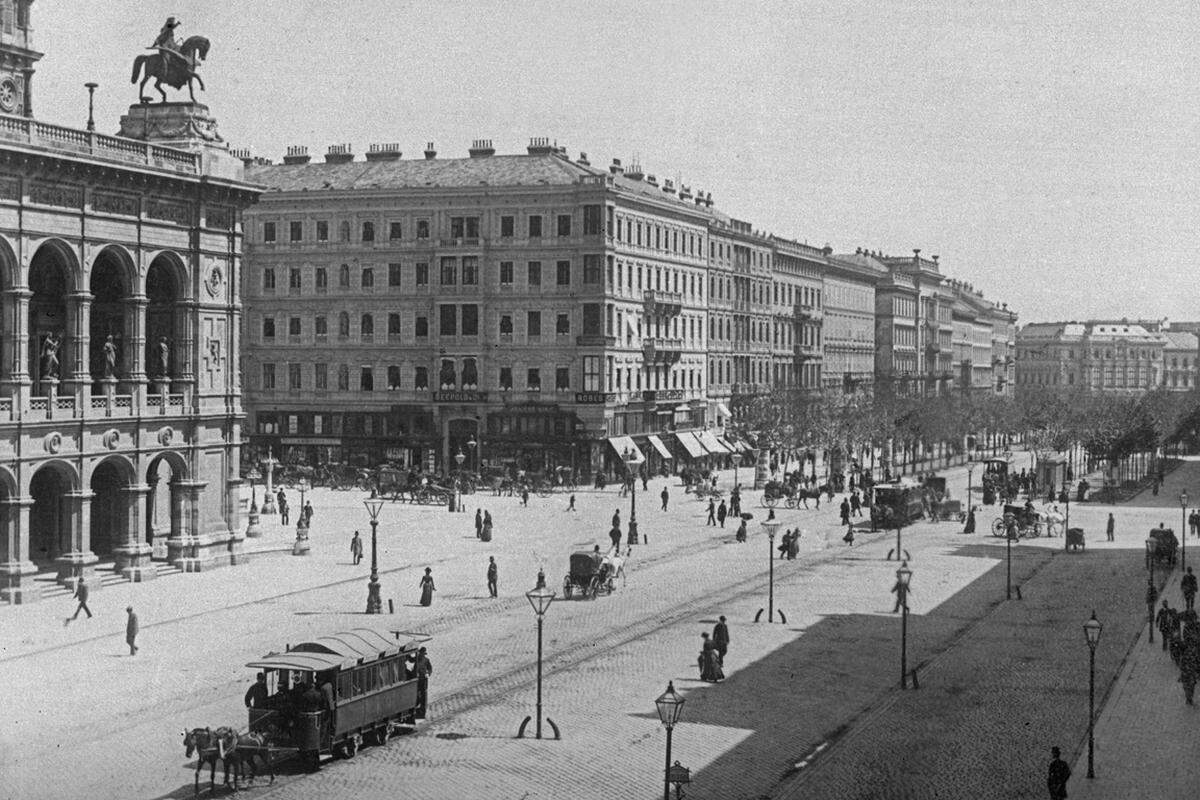 1865 nahm die ersten Pferdetram vom Schottentor nach Hernals ihren Betrieb auf und war damit ein Vorläufer der heutigen Linie 43. Im Normalbetrieb wurde sie von zwei Tieren gezogen. (Bild: Pferdetramway am Ring bei der Oper um 1890)