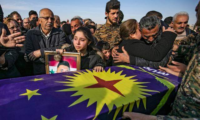 Begräbnis eines christlichen Kämpfers des "Assyrischen Militärrates", der an der Seite kurdischer Einheiten im Einsatz ist.  