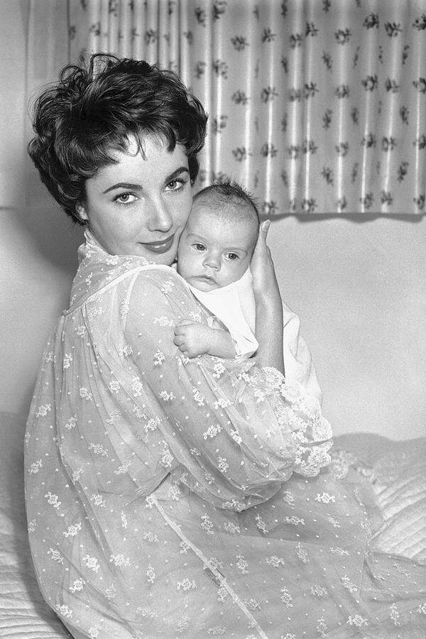 Mit Burton adoptierte Taylor 1954 Tochter Maria. Im Bild: Liz Taylor mit Tochter Liza