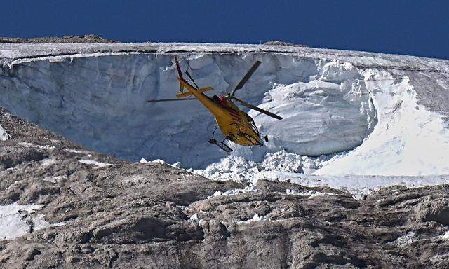 Der Großeinsatz in den Dolomiten läuft auch Hochtouren.