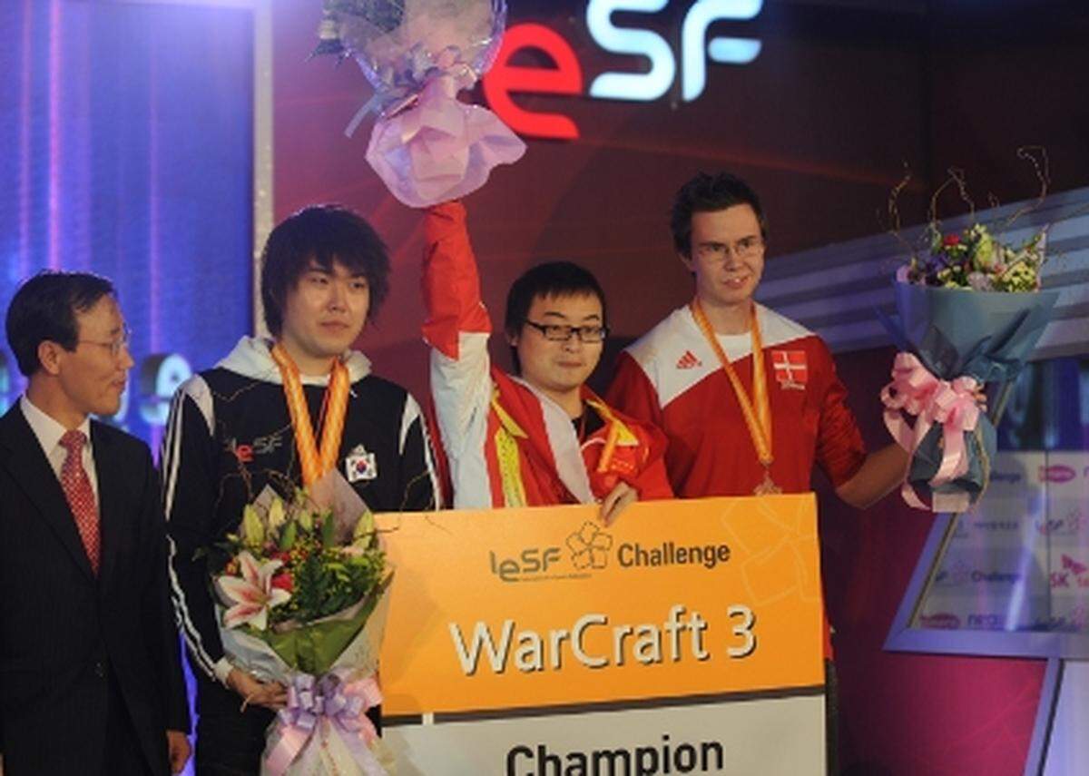 Sieger in Warcraft 3 wurde der Chinese Hao Su, Silber holte sich Lee Hyeong-Ju, den dritten Platz erkämpfte sich Thomas Glinski aus Dänemark, der als einer der besten Spieler Europas gilt. Was für viele der Anwesenden enttäuschend war: Es gab kein Preisgeld. Offenbar blieb der IeSF nach dem Organisationsaufwand nichts mehr für die Spieler übrig.