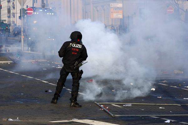 Mindestens 88 Beamte sind nach Angaben der Polizei mittlerweile verletzt. Acht Beamte seien durch Steinwürfe verletzt worden, weitere 80 durch eine ätzende Flüssigkeit oder Reizgas.