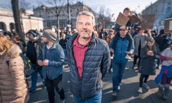 „Die Rechnung kommt mit starker Verzögerung“, sagt Reinhard Steurer, hier auf einer Demo.