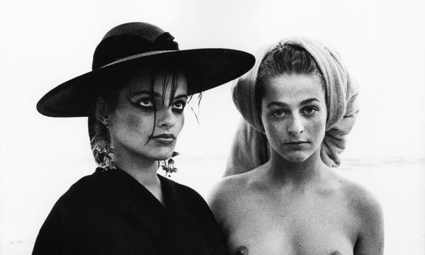 Diese Blicke: Nina Hagen und Ari Up (von der Punkband The Slits), fotografiert von Anton Corbijn, Malibu 1980.