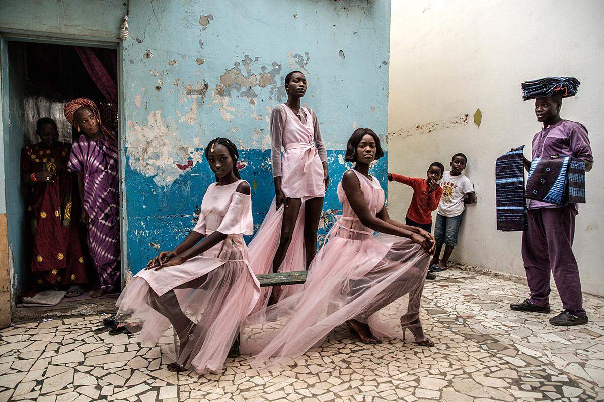Diarra Ndiaye, Ndeye Fatou Mbaye und Mariza Sakho zeigen in Dakar im Senegal Entwürfe des Designers Adama Paris. Die Modeszene in Dakar boomt, hier gibt es sogar einen eigenen Fashion TV-Sender. Finbarr O'Reilly porträtierte die Szene.