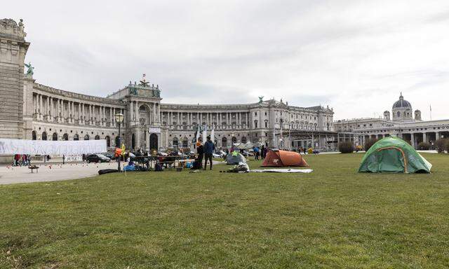 Relative Ruhe am Heldenplatz. Das Coronademo-Aufmarschgebiet gehörte am Samstag dem Moria-Protestcamp. 