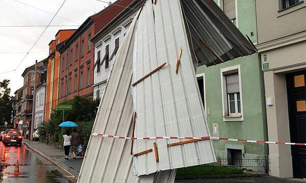 Der Sturm deckte auch das Dach eines Sanitärgeschäfts in Graz ab.