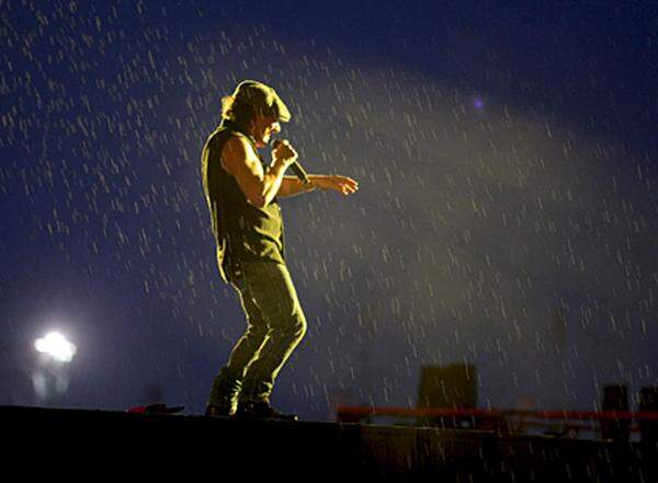 Der Wettergott trug das Übrige dazu bei: Animiert vom Song "Thunderstruck", jagten Blitz und Donner übers Areal, anhaltender Regen prasselte nieder.