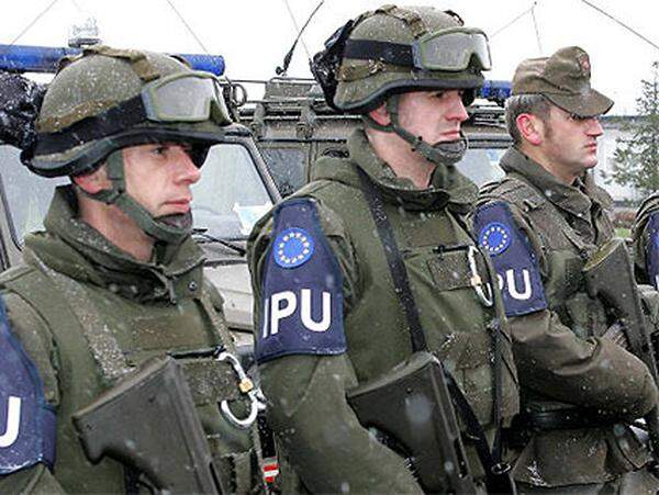 Österreich ist größter Truppensteller bei der EU-geführten EUFOR/ALTHEA-Mission in Bosnien. Das Bundesheer stellt aktuell 314 Soldaten und den Truppenkommandanten, die eine friedliche Entwicklung in dem Balkanstaat sichern soll.