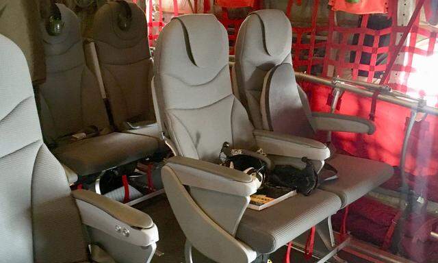 Die neuen 'Economy-Sitze' in der Transportmaschine C-130 Hercules