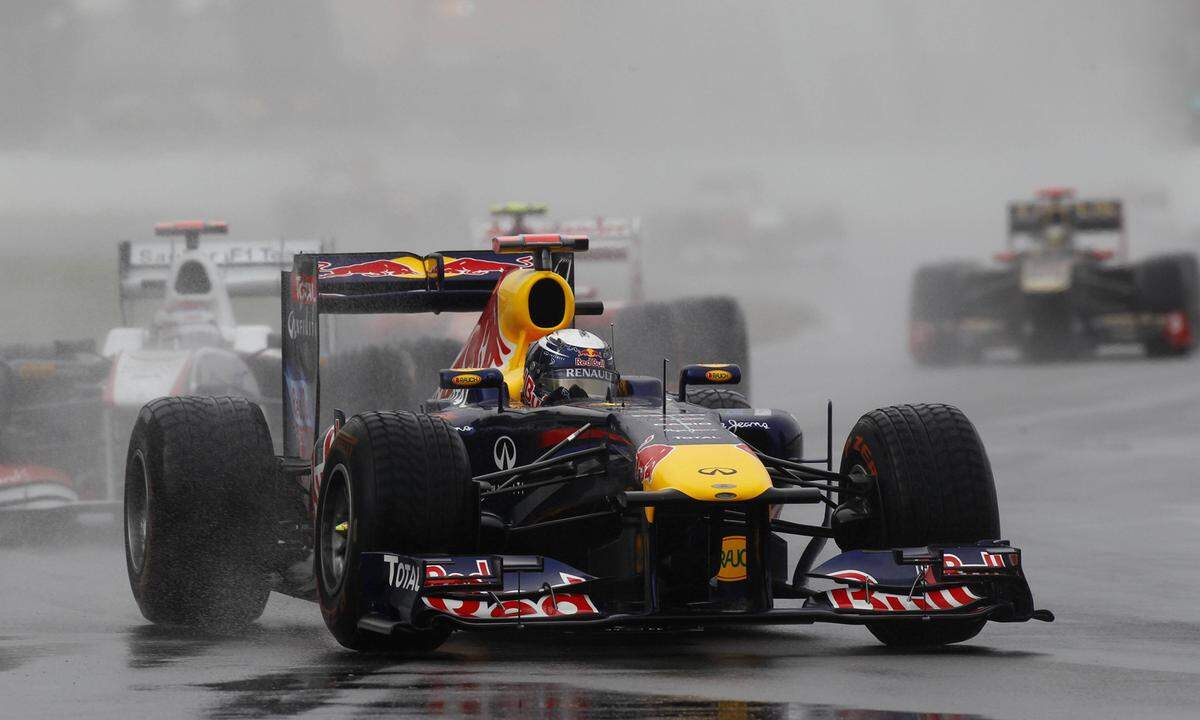 4:04:39,537 Stunden dauerte am 12. Juni 2011 in Montreal der Grand Prix von Kanada. Das Rennen war wegen Regens zwischenzeitlich mehr als zwei Stunden unterbrochen. Den Sieg holte sich der Brite Jenson Button, der Sebastian Vettel nach einem Dreher in der letzten Runde überholte.