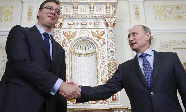 Ein Freund in Not? Serbiens Präsident, Aleksandar Vučić, ist nach fragwürdigen Parlaments- und Lokalwahlen in Bedrängnis und sucht Rückhalt bei Wladimir Putin. 