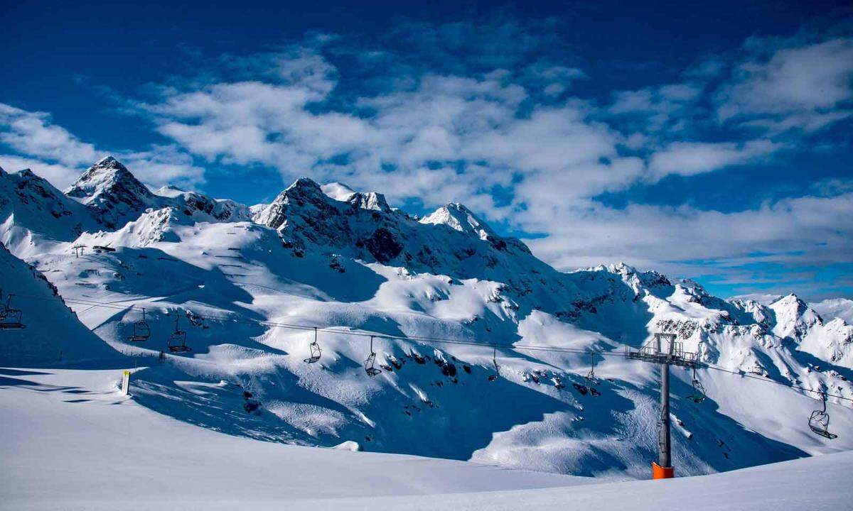 Funka-Küachli, Polmanudla oder vielleicht einfach nur Brösel - Im Montafon kann man nicht nur ganz bequem von der Autobahn direkt ins Skigebiet abbiegen, sondern auch fein schmausen. Ein Highlight sind bestimmt die Sonnenaufgangsfahrten für Early Birds. Gefrühstückt wird am Berg.