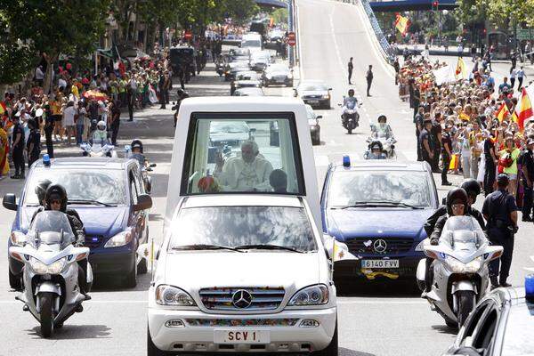Auf dem Weg ins Zentrum von Madrid winkte Papst Benedikt XVI. von seinem "Papamobil" aus hunderten Gläubigen zu, die entlang des Weges auf ihn warteten.