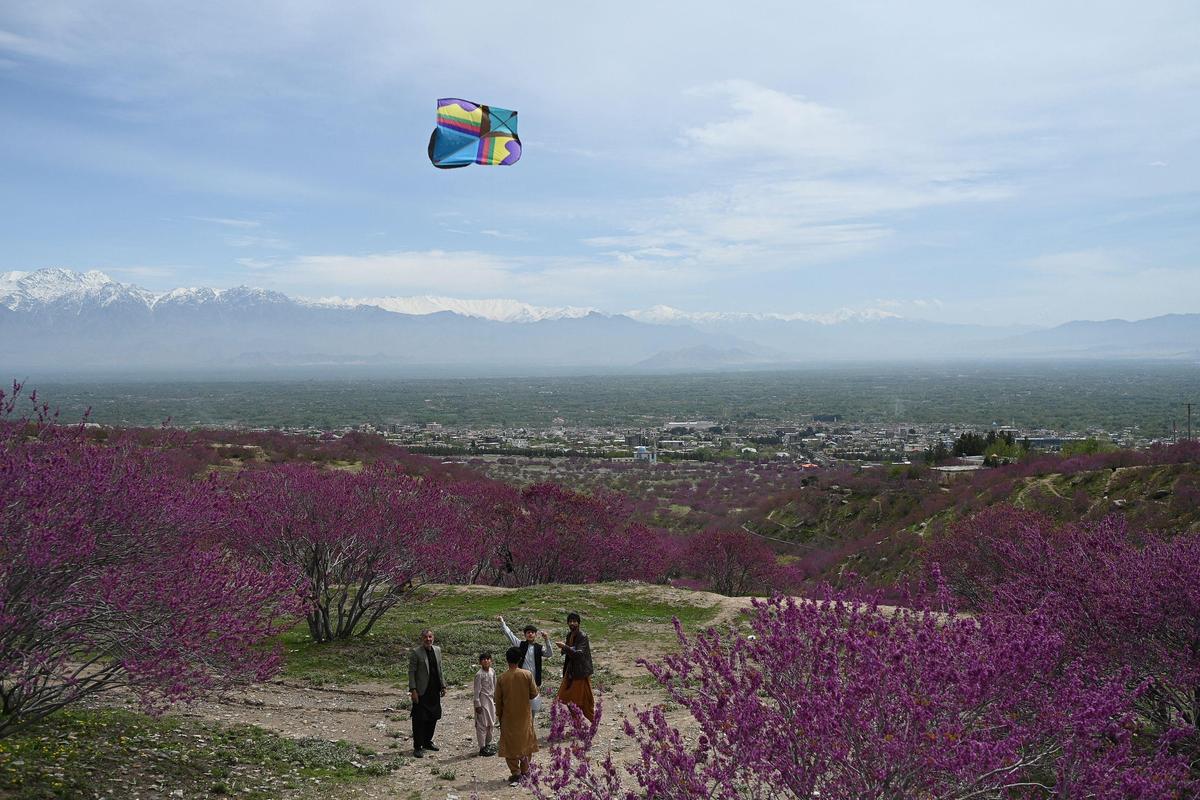 17. April. Kinder in Afghanistan lassen einen Drachen steigen. 