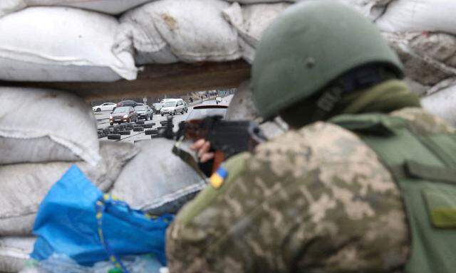 In Erwartung des russischen Angriffs. Ein ukrainischer Soldat in einer Stellung in der Hauptstadt Kiew.