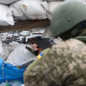 In Erwartung des russischen Angriffs. Ein ukrainischer Soldat in einer Stellung in der Hauptstadt Kiew.