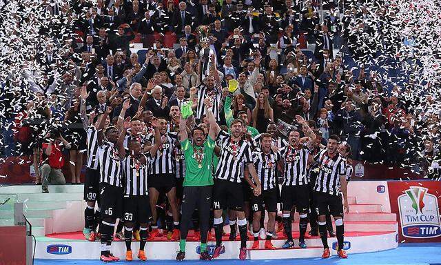 Juventus mit Pokal