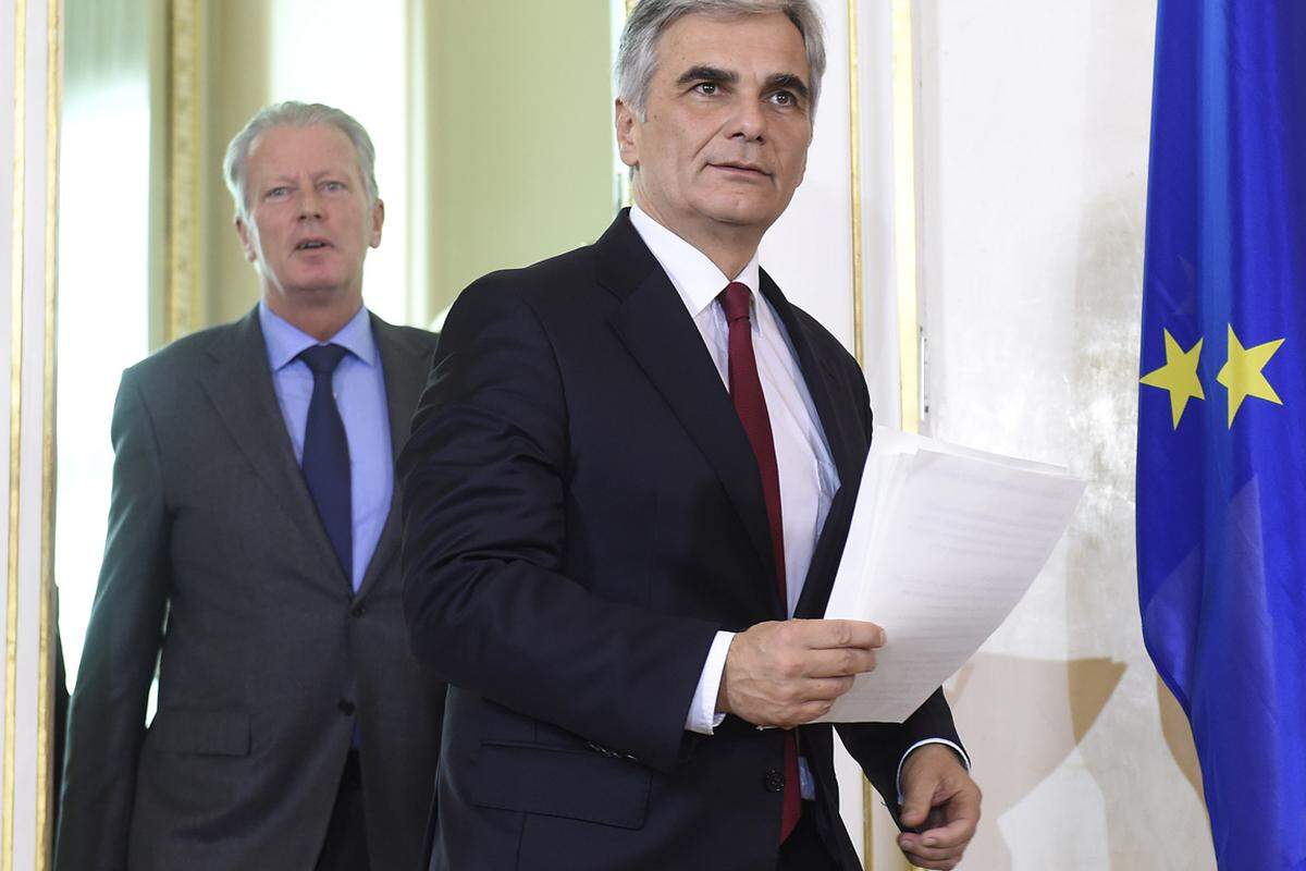 Die österreichische Regierungsspitze hat in der Nacht auf Sonntag entsetzt auf die Anschläge in Paris reagiert. Bundeskanzler Werner Faymann (SPÖ) zeigte sich hat sich in einer ersten Stellungnahme "schwer erschüttert", Vizekanzler Reinhold Mitterlehner (ÖVP) und Außenminister Sebastian Kurz (ÖVP) "schockiert und betroffen". Alle drei sicherten Frankreich Solidarität zu.   "Unser tiefstes Mitgefühl gilt den Opfern und deren Angehörigen", so Faymann in einer Aussendung. "Die internationale Gemeinschaft muss jetzt zusammenstehen, gemeinsam gegen den Terror."   Mitterlehner reagierte via Twitter und betonte dort: "Stehen an Seite Frankreichs." Er sei "in Gedanken bei den Opfern, ihren Angehörigen &amp; Freunden".