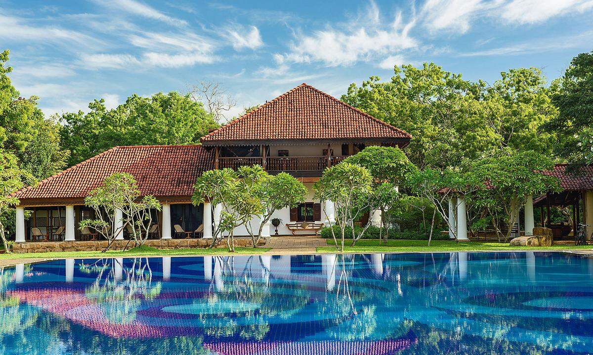 Fünf neue Häuser sind hier inmitten von fast sieben Hektar Dschungel und Reisfeldern entstanden. Alle haben neben einem Kingsize-Himmelbett und einem privaten Wohn- und Essbereich vor allem eine 65 Quadratmeter große Terrasse mit eigenem Pool, die Ausblicke in den Dschungel Sri Lankas bietet.