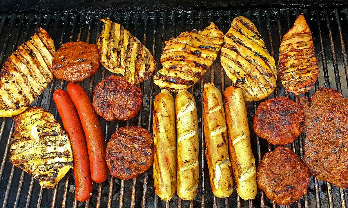 Grillfleisch und Wuerstchen auf einem Grill meat and sausages on a grill BLWS527503 Copyright xblic