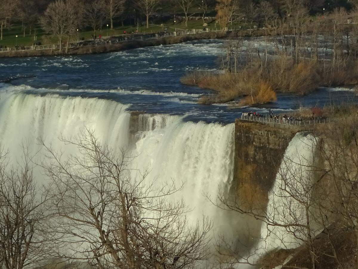 Das ist die gegenüber liegende Seite des Flusses, namentlich die Vereinigten Staaten von Amerika – dieser Teil der Fälle wird American Falls (250 Meter breit, an der höchsten Stelle 34 Meter) genannt. Der schönere Teil liegt auf amerikanischem Staatsgebiet, doch die Blicke von Kanadas Seite aus sind beeindruckender.