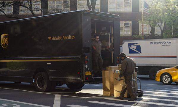 Der US-Paketdienst UPS streicht angesichts eines Geschäftseinbruchs und steigender Löhne seine Jahresziele noch weiter zusammen.