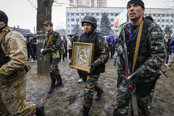 Sie sind großteils mit denselben Waffen ausgestattet. Wie schon auf der Krim, soll es sich bei den Männern um russische Einheiten handeln.