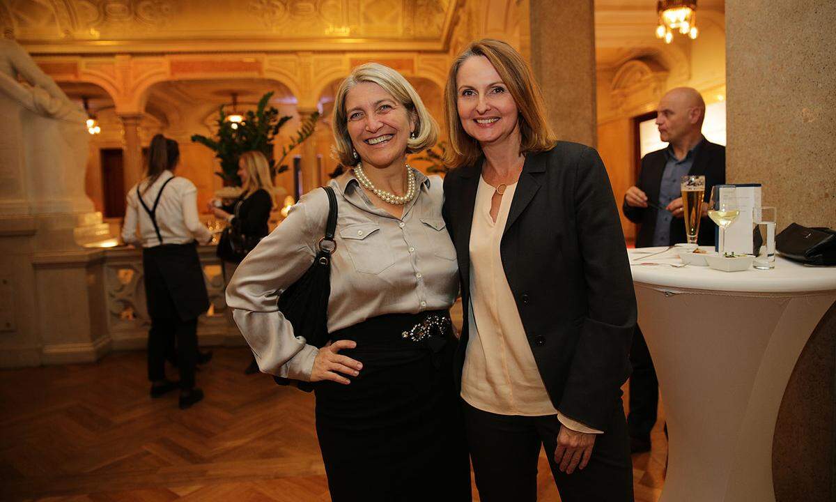 PwC-Partnerin Birgit Pscheider (l.) und Styria-General-Editor Eva Komarek.