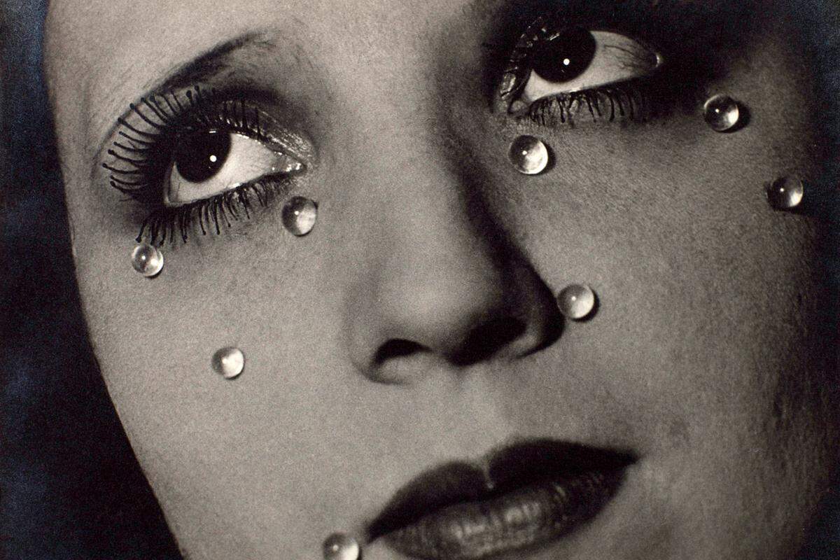 Eine Auswahl aus Elton Johns ausgezeichneter Sammlung mit Fokus auf Fotografie der Moderne zeigt noch bis Mai nächsten Jahres die Tate Modern in London. Zu sehen sind auch die „Glass Tears“ von Man Ray, entstanden 1932.