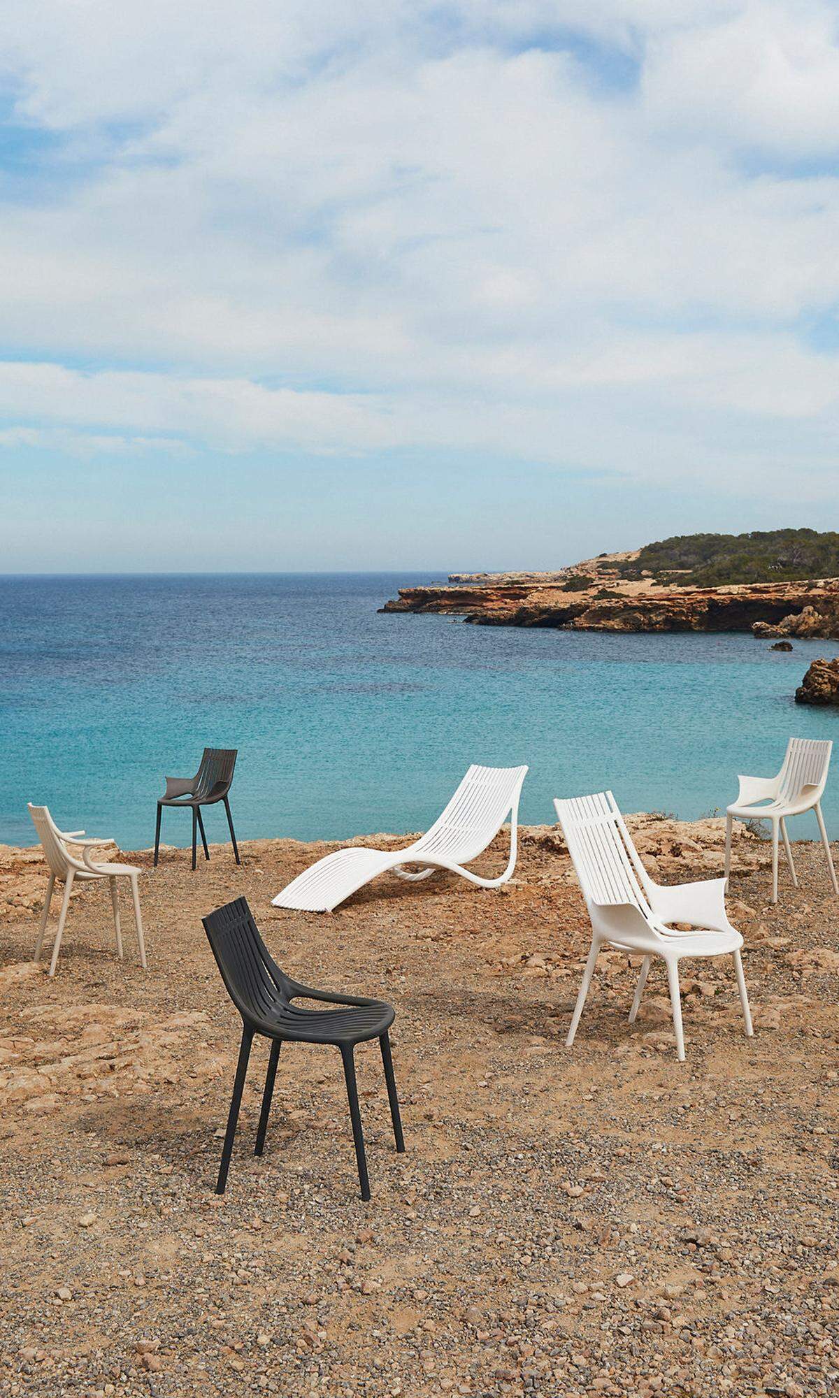 Neues Ufer. Besser Plastik am als im Meer. Vor allem, wenn das Material schon einmal die Chance hatte, für etwas nützlich zu sein. Der spanische Hersteller Vondom fertigt seine Outdoor-Stühle „Ibiza“ aus Fischernetzen, Plastikmüll von den Balearen und Getränkeflaschen.