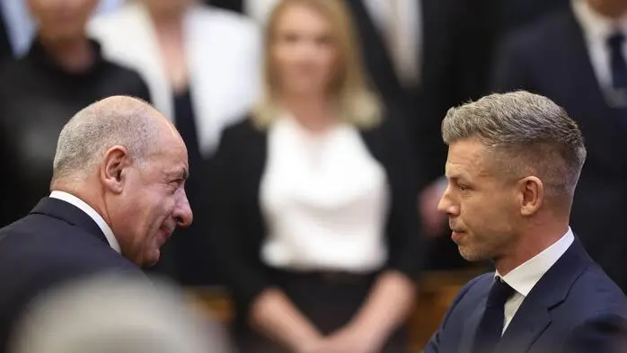 Tamás Sulyok gratuliert Péter Magyar zu seiner Wahl im Parlament. 