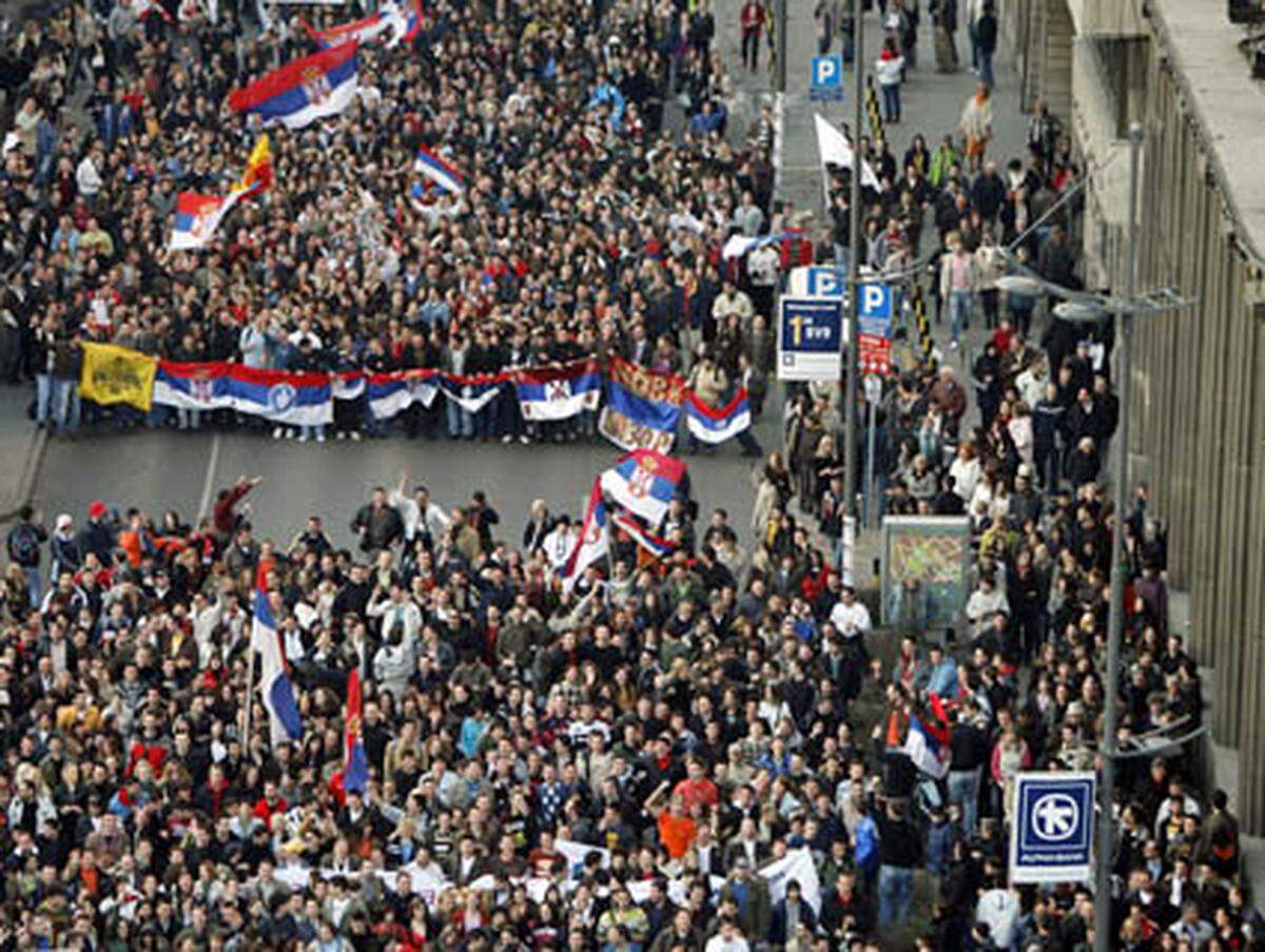 Die serbische Regierung rief am 21. Februar zu einem Massenprotest in Belgrad auf. 250.000 Menschen strömten in die Hauptstadt. Alle Schulen blieben geschlossen, damit auch Kinder an den Protesten teilnehmen konnten.