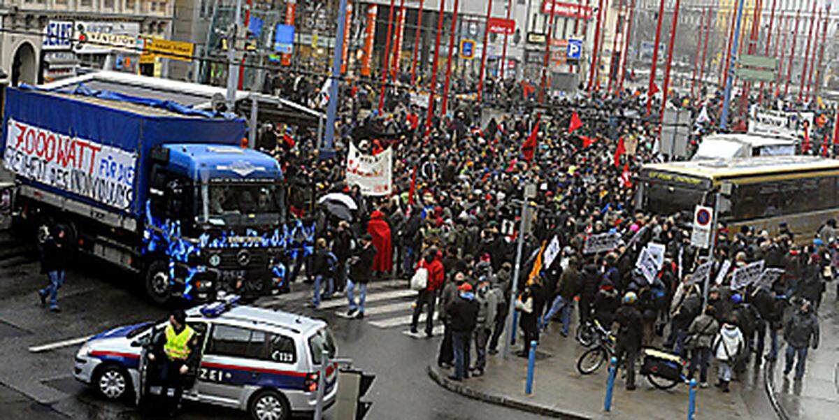 Auf dem Christian-Broda-Platz kam bei der Auftaktkundgebung nur langsam Stimmung auf. Demonstranten schwenkten mit klammen Fingern Transparente. Vereinzelte Pfeifkonzerte und Parolen ("Make Bologna History") wurden kurz vor dem Abmarsch Richtung Ring lauter.